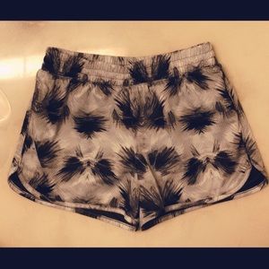 Ym (7,8) Nike shorts with palm tree pattern